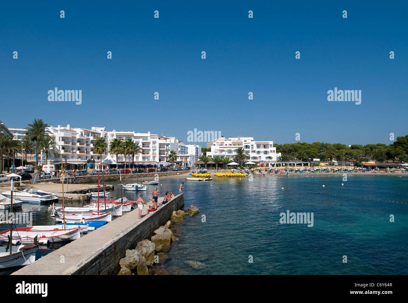 Port et Plage à Es Cana, Ibiza, Baléares, Espagne Banque D'Images