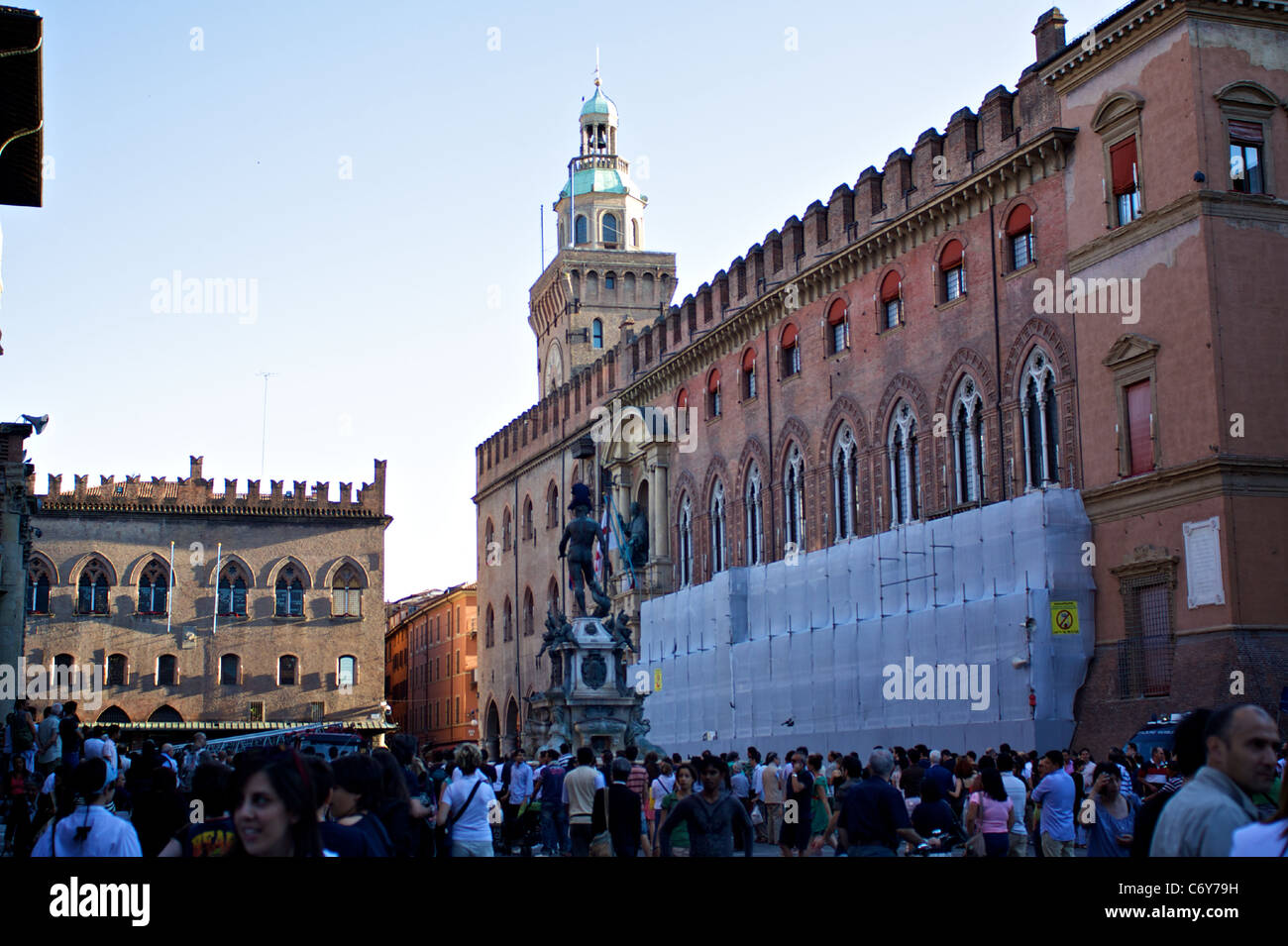 Elle : Bologne, un réfugié marocain a grimpé sur la statue de Neptune dans la Piazza Maggiore, protestant, pour le permis de résidence. Banque D'Images