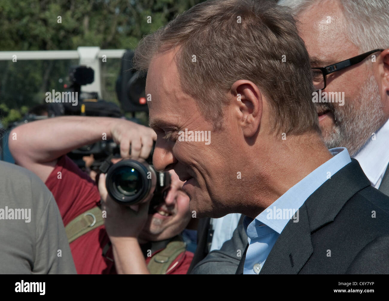 Le Premier ministre polonais Donald Tusk se mêle à la foule, inauguration du nouveau pont Redzinski, le 27 août 2011, à Wrocław, en Pologne Banque D'Images