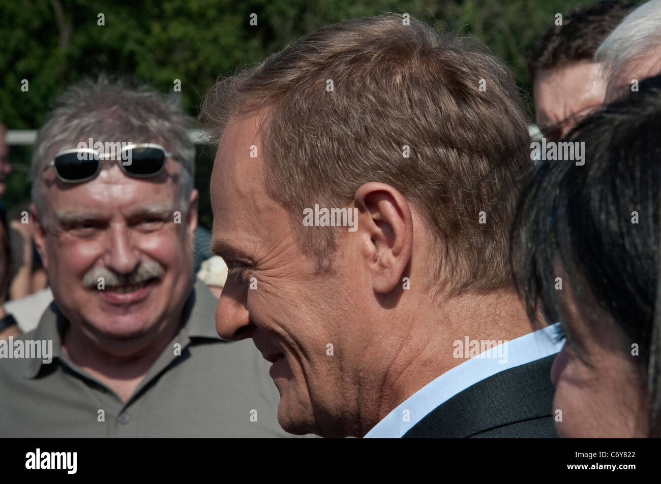 Le Premier ministre polonais Donald Tusk se mêle à la foule, inauguration du nouveau pont Redzinski, le 27 août 2011, à Wrocław, en Pologne Banque D'Images