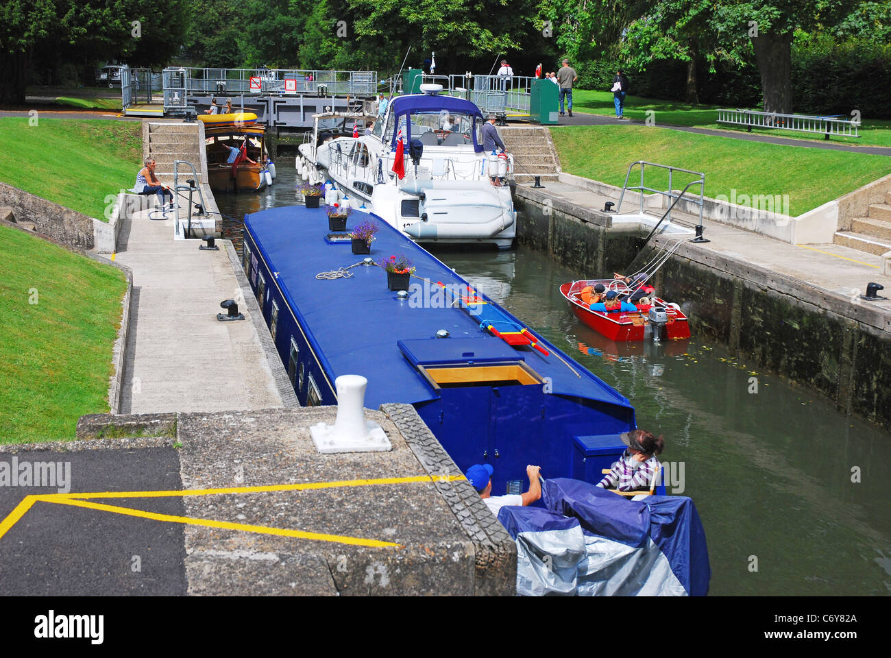 Bateaux en passant par Beaconsfield verrou sur un après-midi ensoleillé Banque D'Images