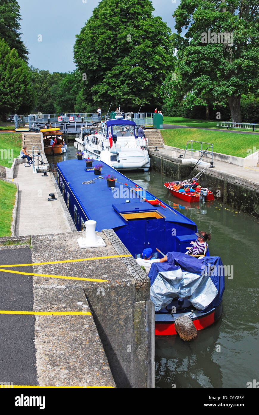 Bateaux en passant par Beaconsfield verrou sur un après-midi ensoleillé Banque D'Images