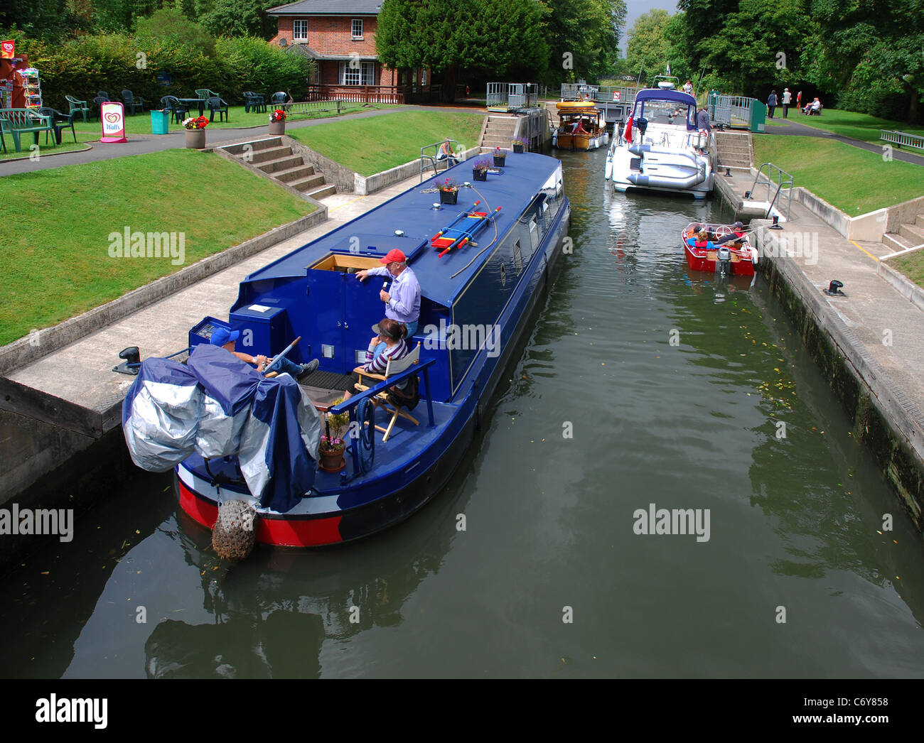 Bateaux en passant par Beaconsfield verrou sur un après-midi ensoleillé Banque D'Images