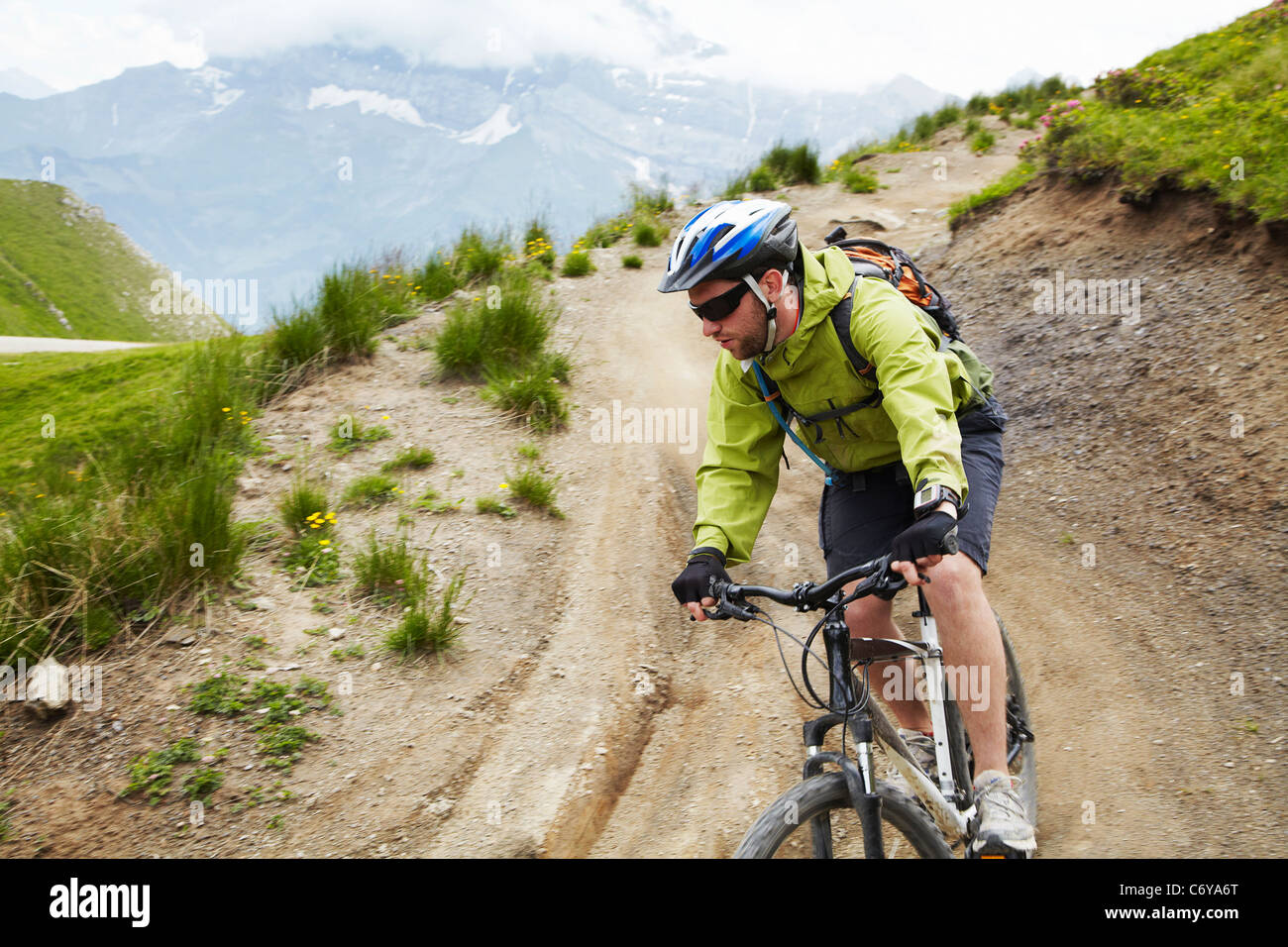 Mountain biker on dirt road Banque D'Images