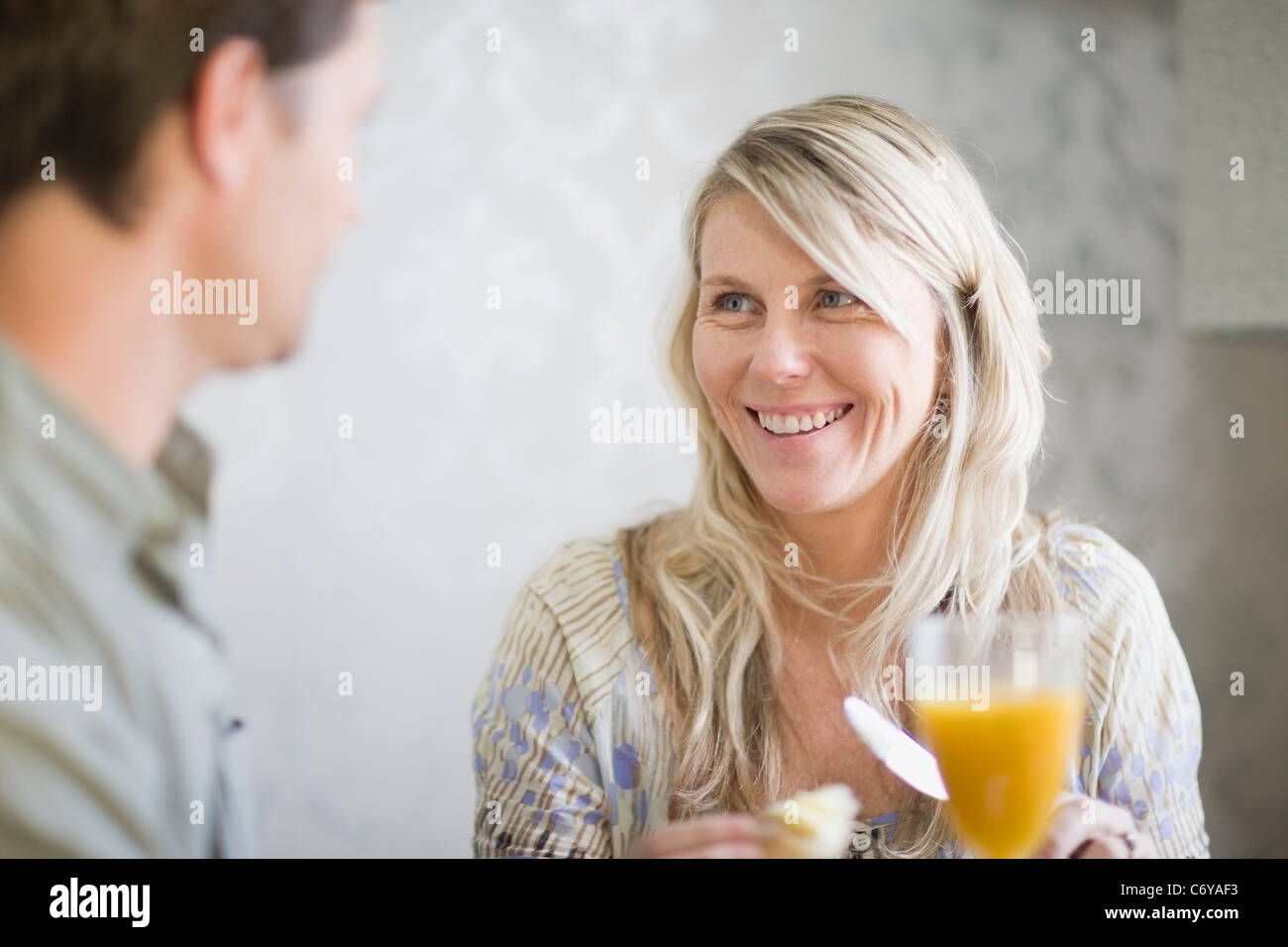 Smiling couple at breakfast table Banque D'Images