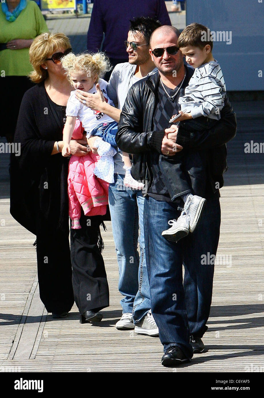 Peter André avec sa fille Princess Tiaamii, frère Chris Andre et fils Andre Junior sur leur façon de Brighton Marina à Banque D'Images