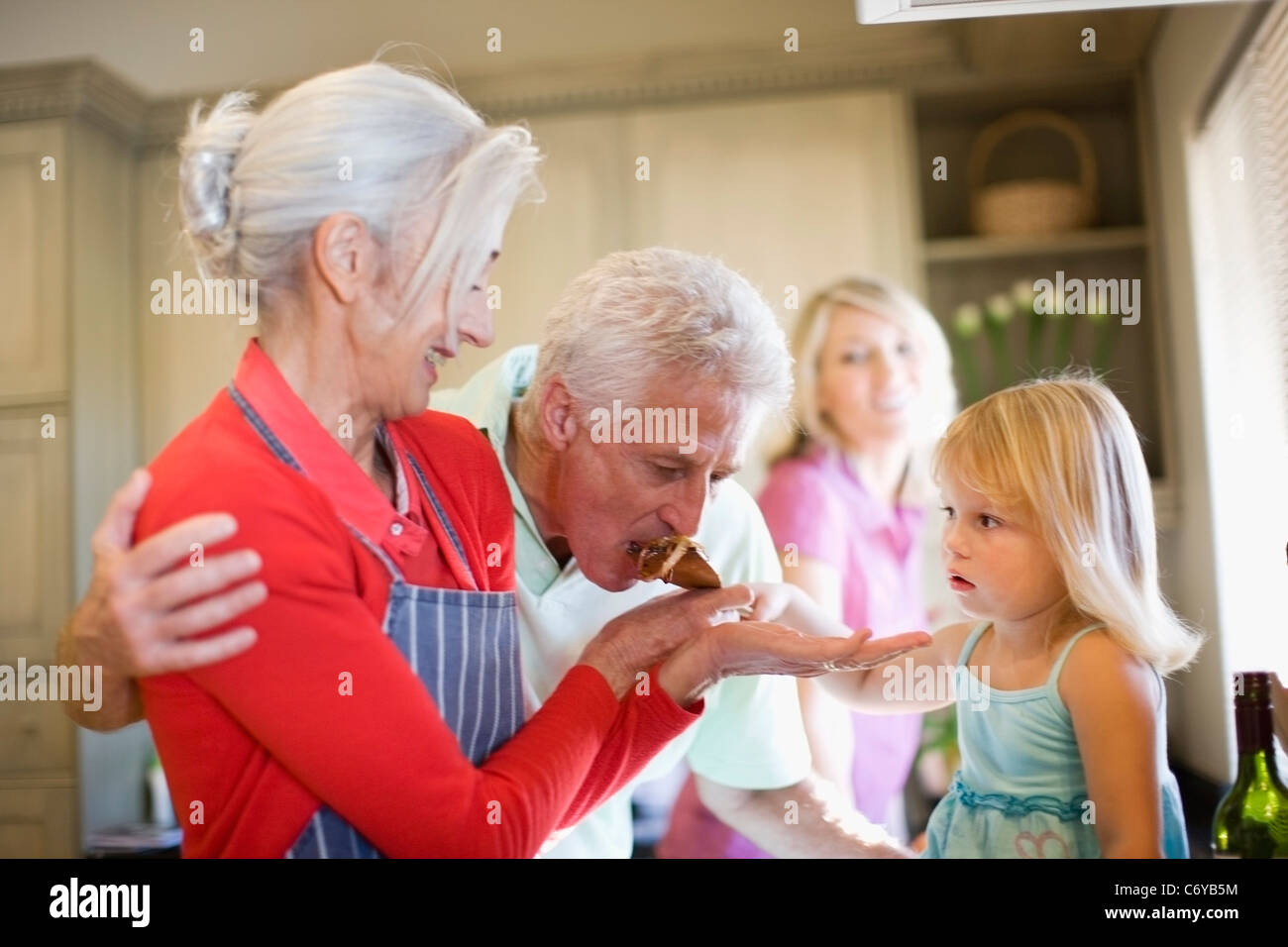 Cuisine familiale together in kitchen Banque D'Images