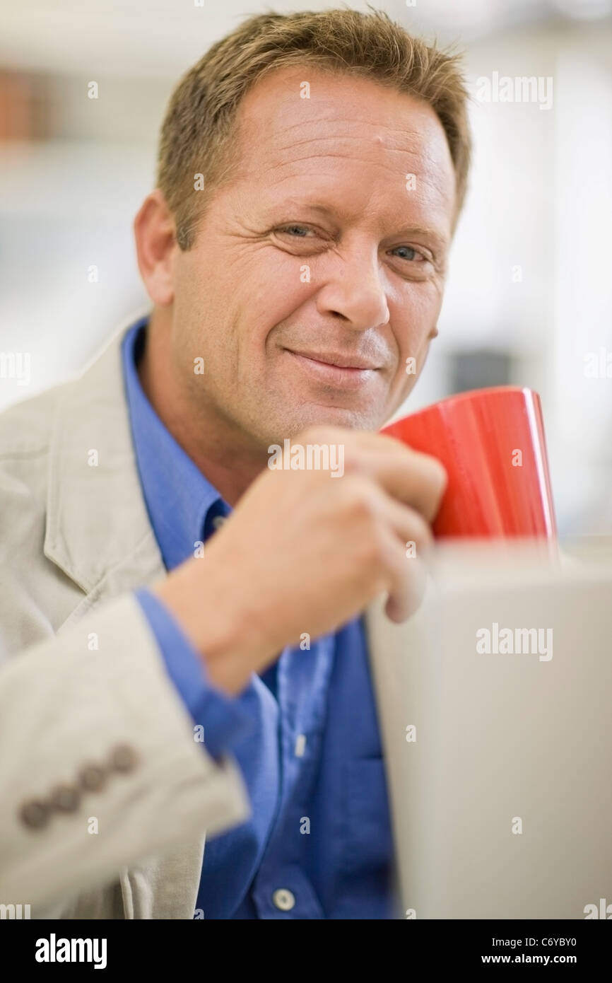 Businessman having tasse de café Banque D'Images