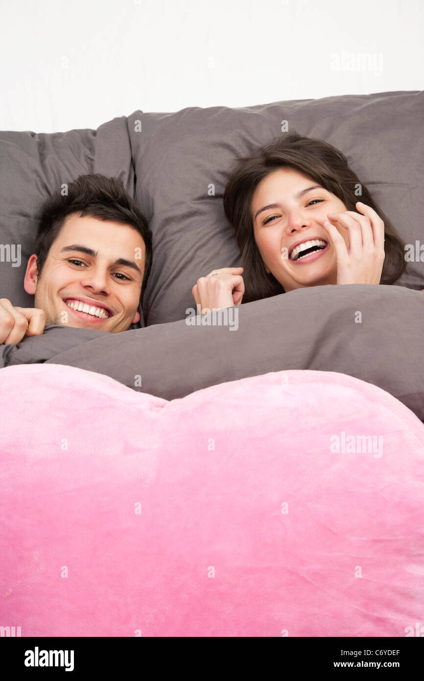 Couple laying in bed together Banque D'Images