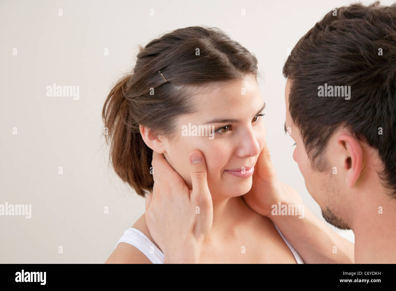Man holding his Girlfriend's face Banque D'Images