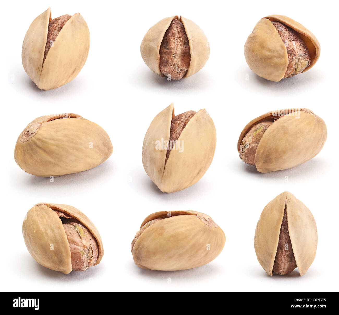 Pistaches salées à sec mise à fruit isolé sur fond blanc Banque D'Images