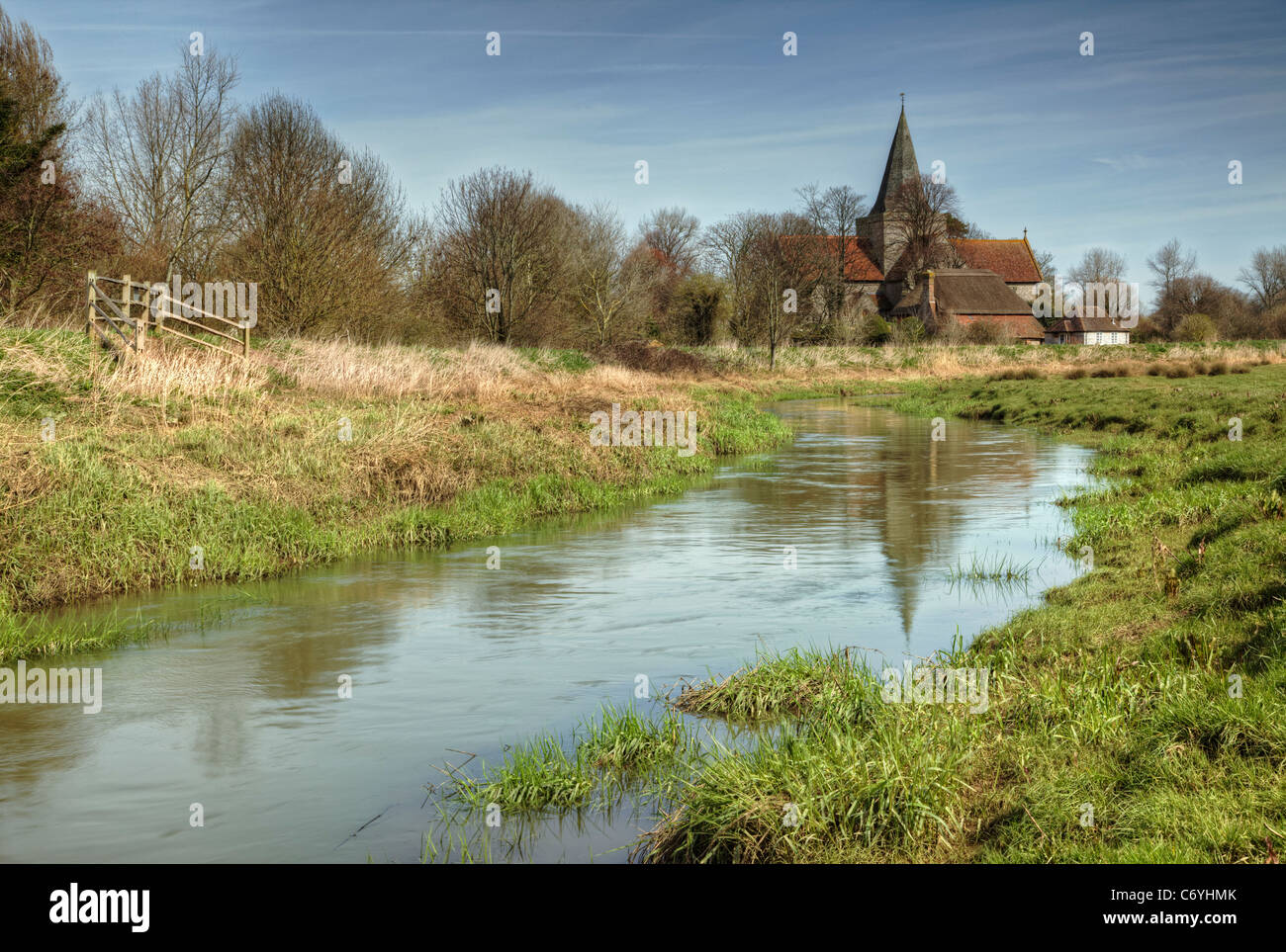 Cuckmere River et église de St Andrew, Alfriston, East Sussex, UK Banque D'Images