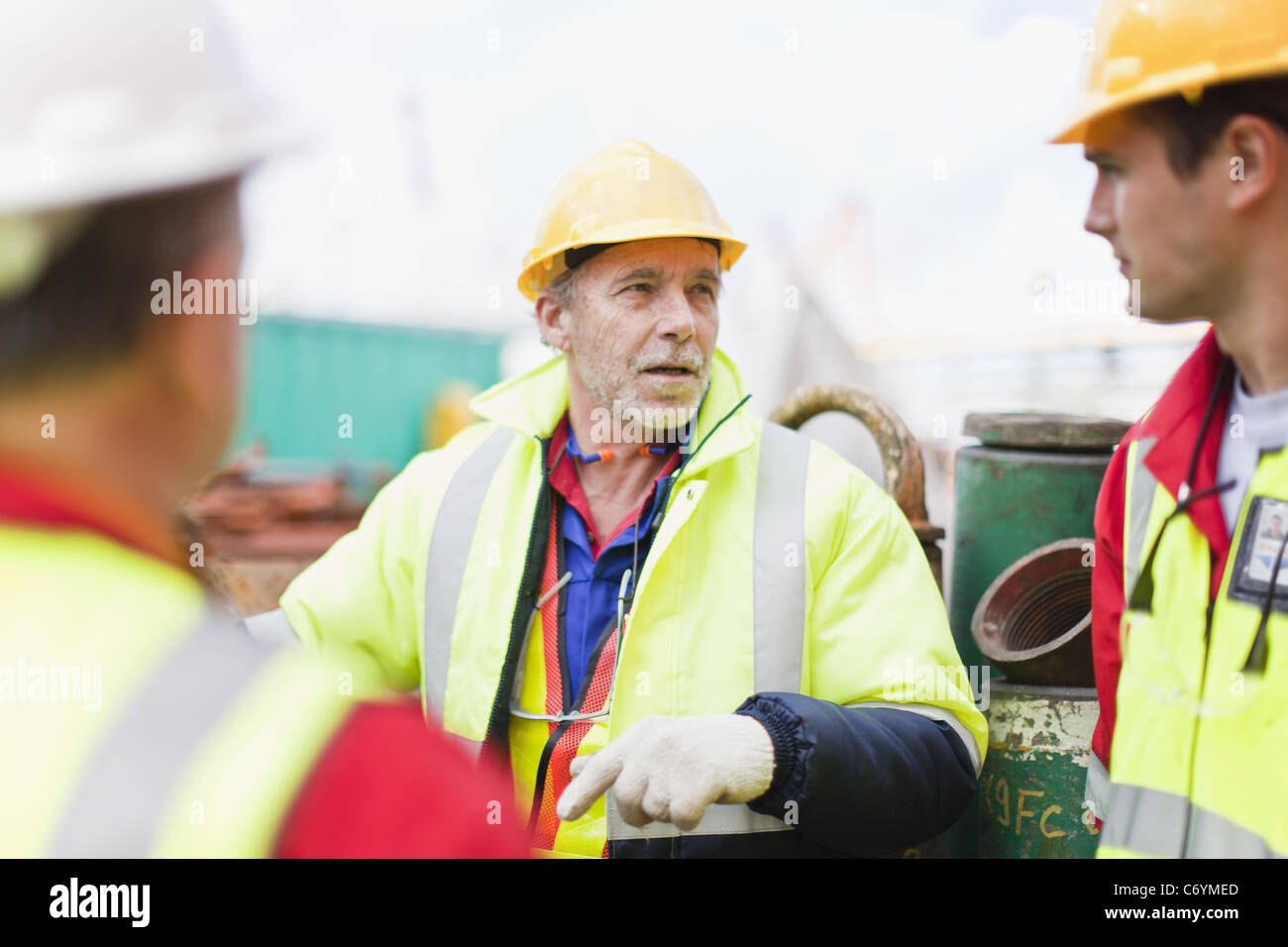Workers talking sur plate-forme pétrolière Banque D'Images