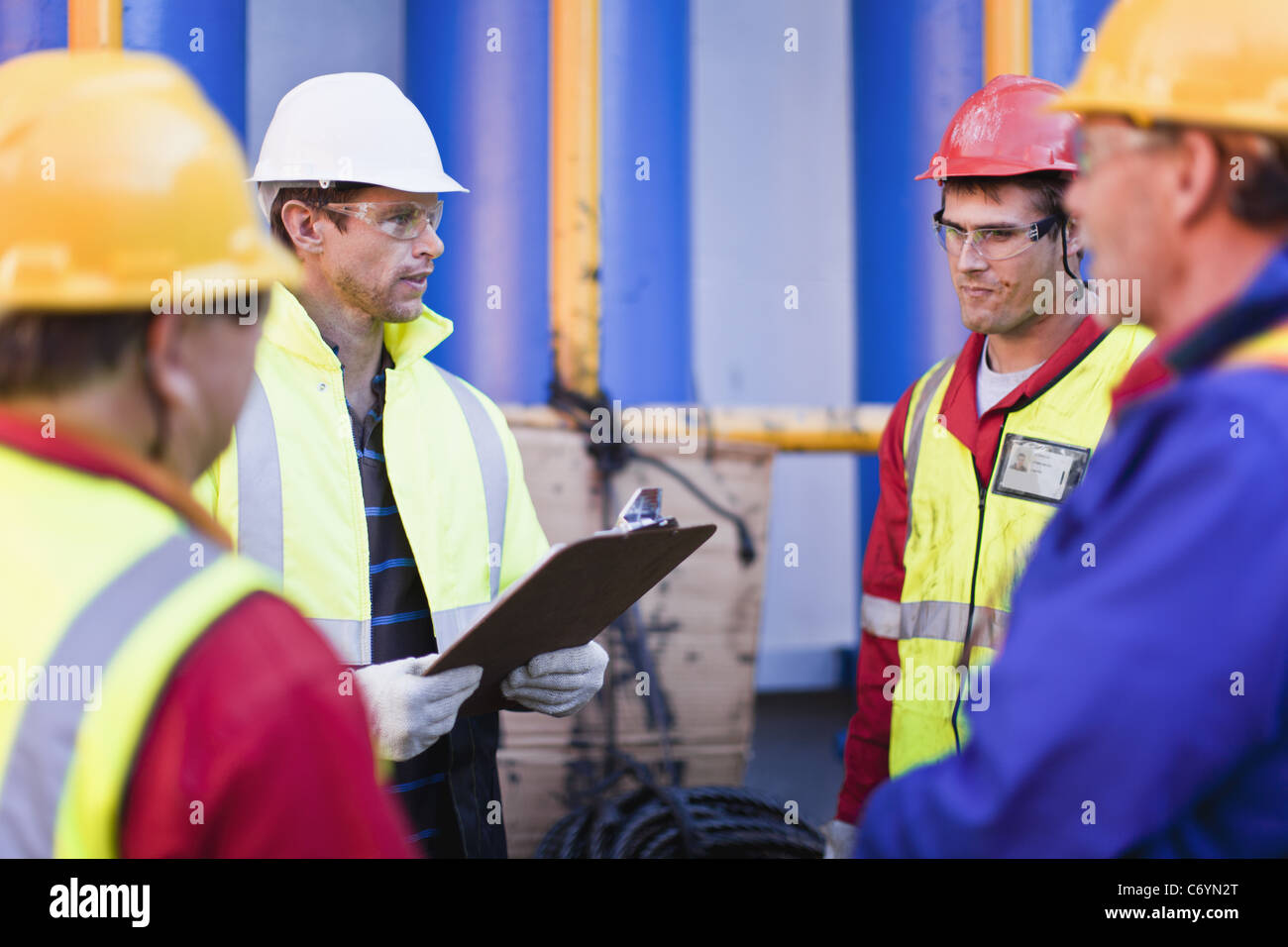 Workers talking sur plate-forme pétrolière Banque D'Images
