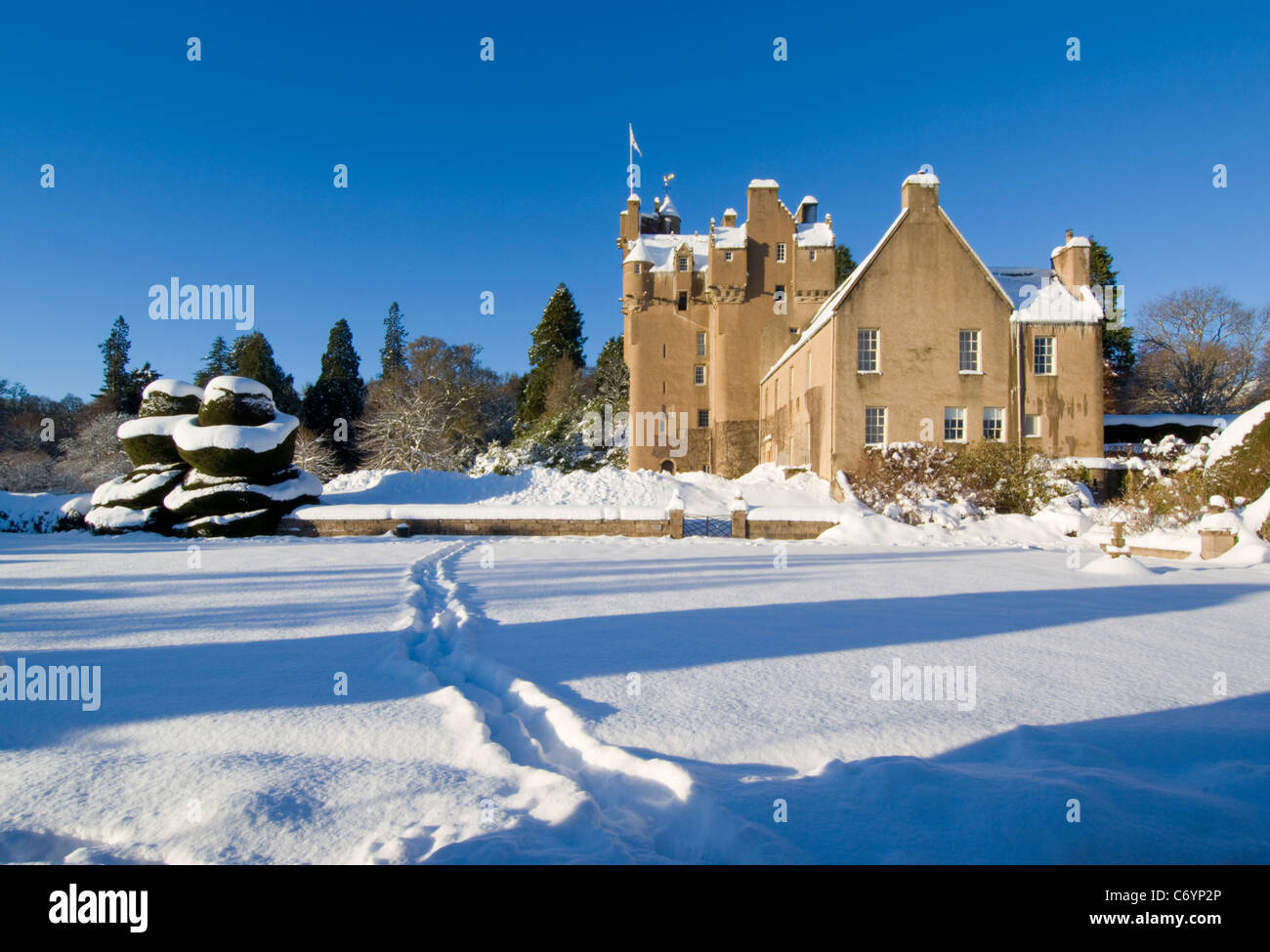 Le Château de Crathes et jardins dans la neige, près de Banchory Banque D'Images