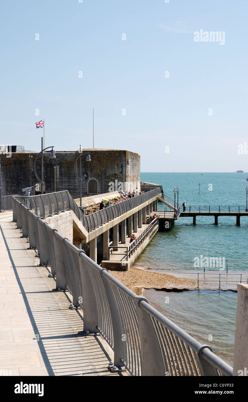 Anciennes fortifications et de l'érection sur le front de mer à vieux Portsmouth. Le Hampshire. L'Angleterre Banque D'Images