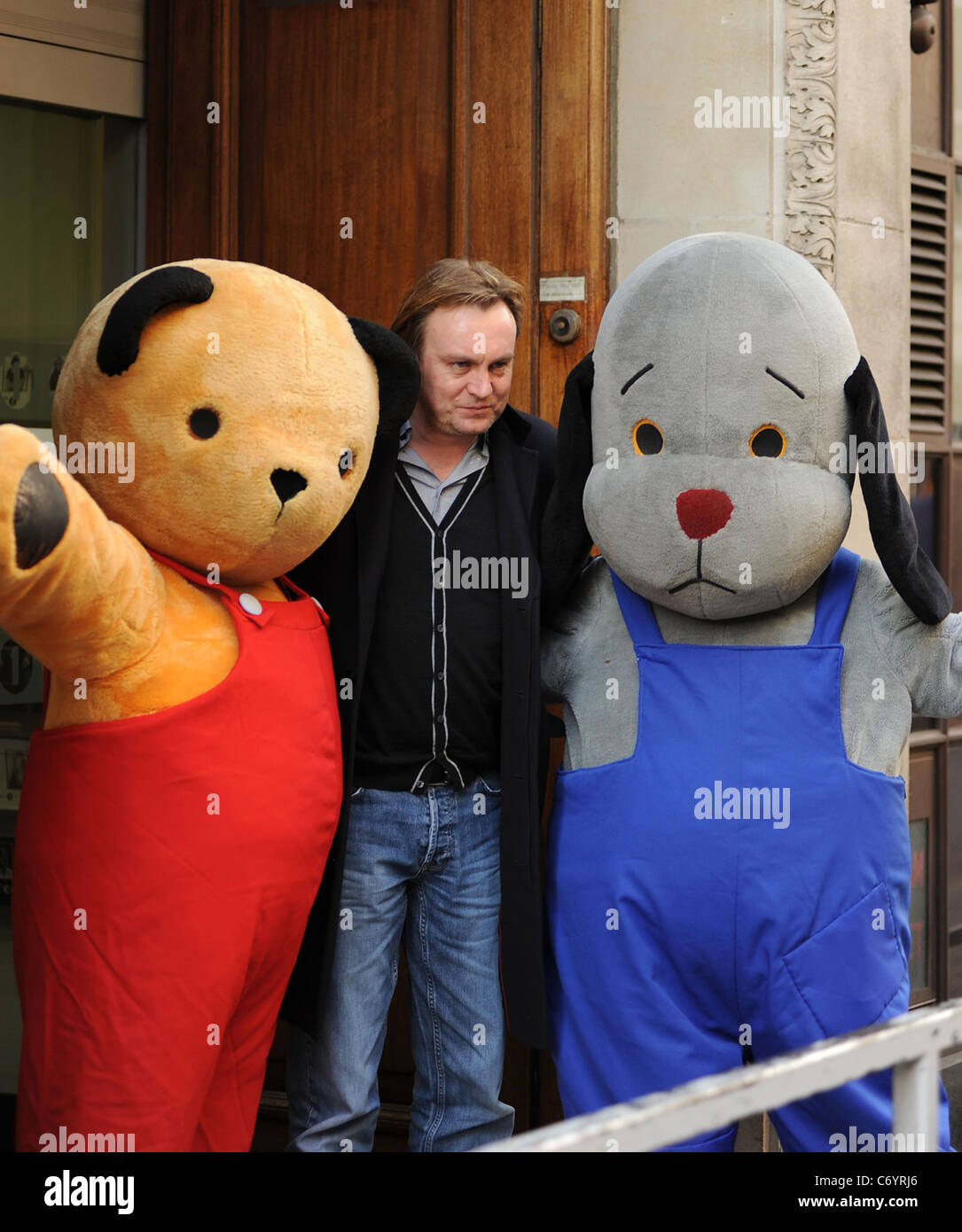 Philip Glenister en dehors de la BBC Radio 1 studios avec télévision au Royaume-Uni et le soc fuligineux caractères Londres, Angleterre - 01.04.10 Banque D'Images