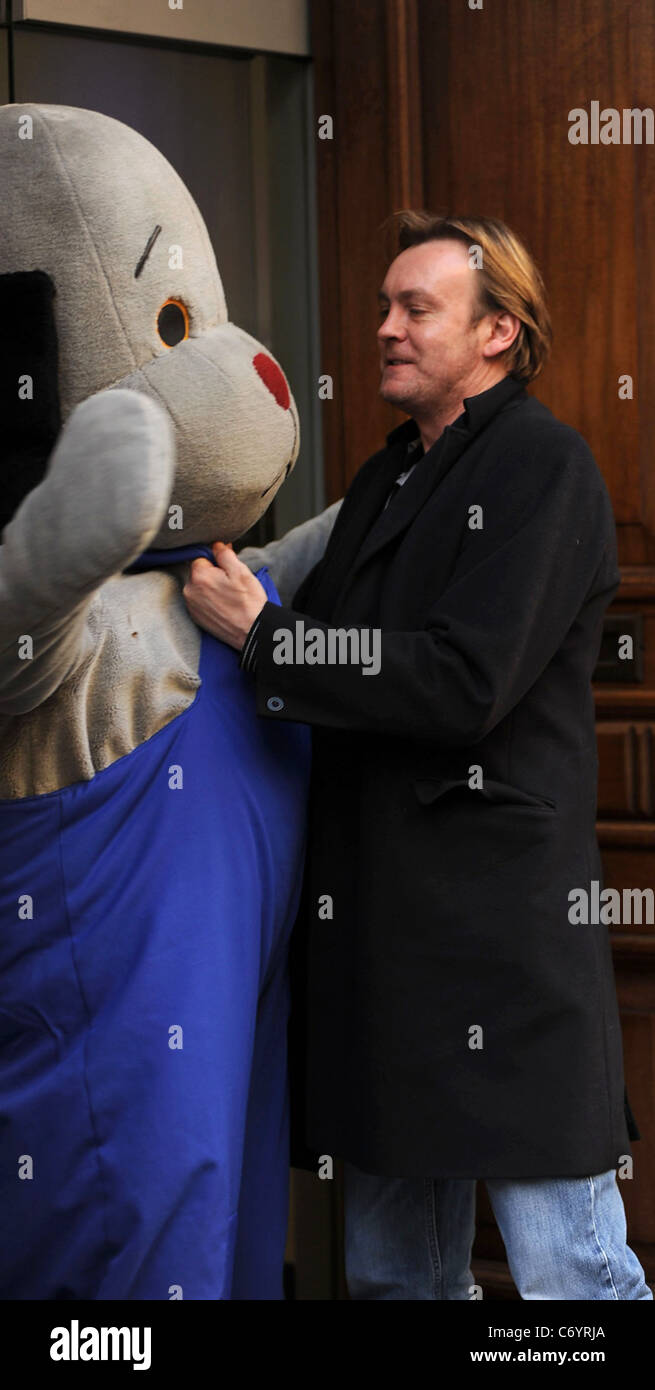 Philip Glenister en dehors de la BBC Radio 1 studios avec télévision au Royaume-Uni et le soc fuligineux caractères Londres, Angleterre - 01.04.10 Banque D'Images