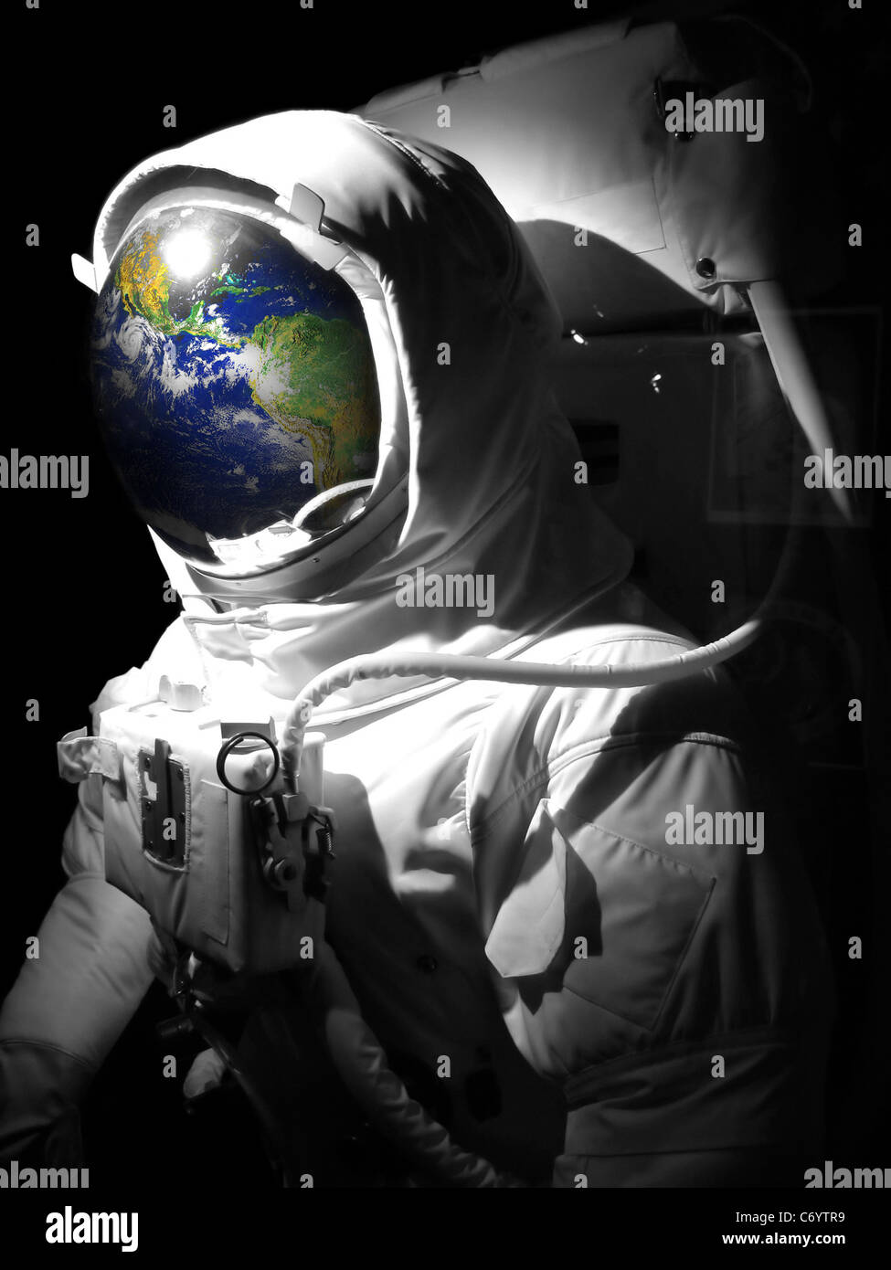 L'astronaute de l'espace homme costume avec un reflet de la terre dans le casque. Photo gracieuseté de la terre de la NASA. Banque D'Images