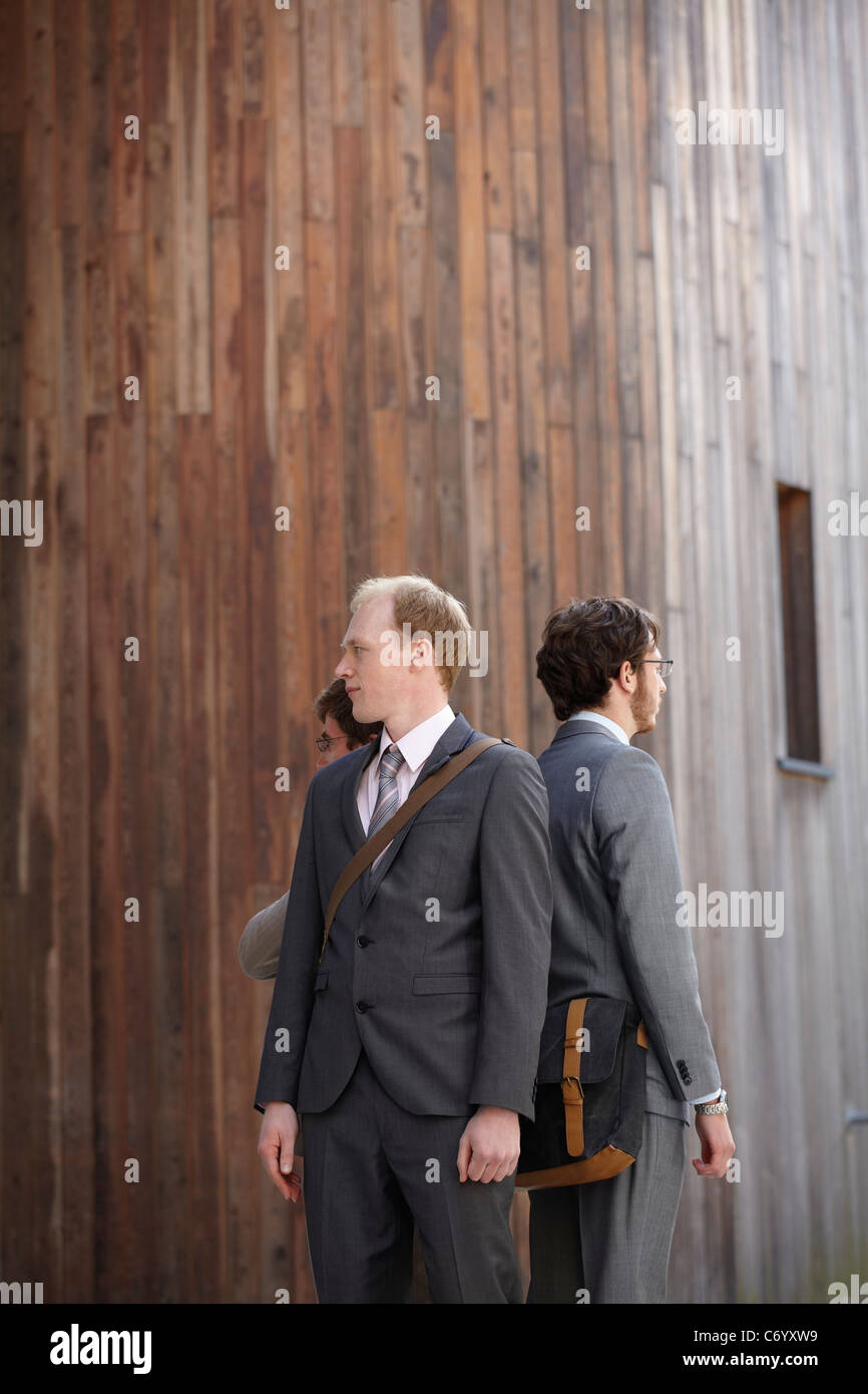 Business people standing in courtyard Banque D'Images