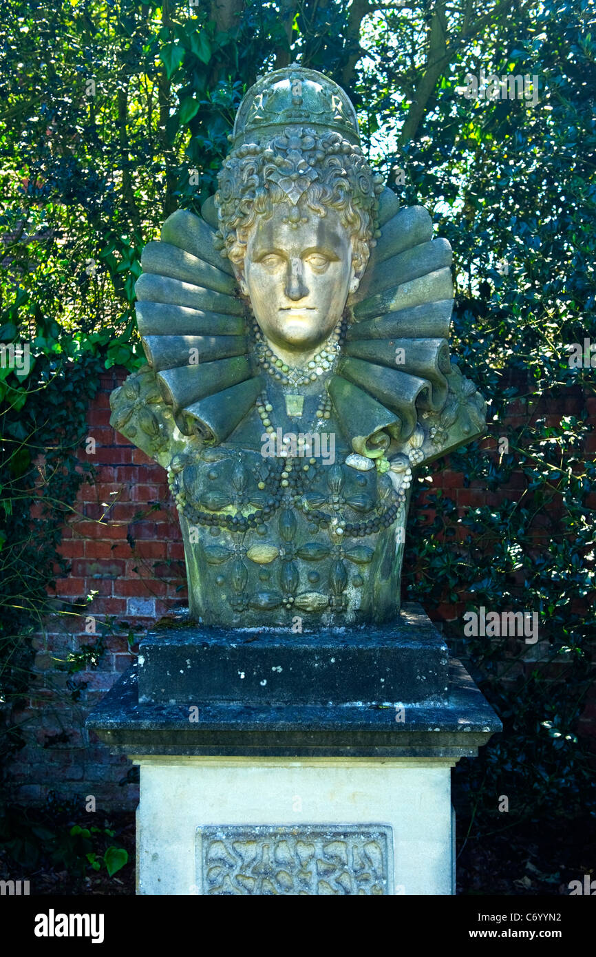 Début du 19ème siècle en pierre composite buste de la Reine Elizabeth I attribué à J G Bubb West Jardin de Hatfield House Banque D'Images