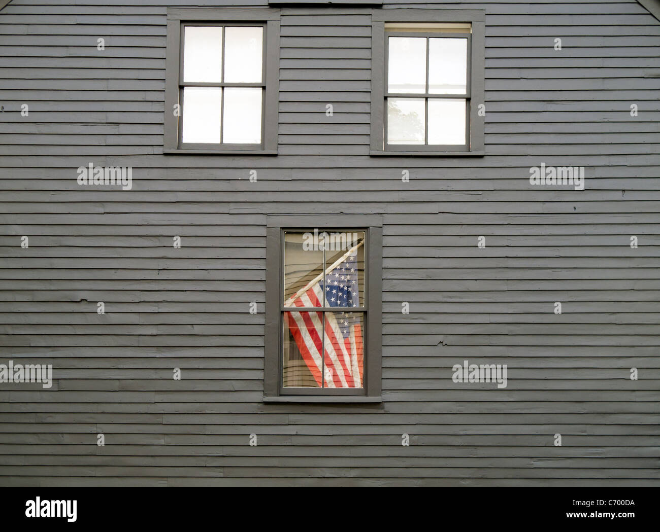 Drapeau américain à la fenêtre de la chambre Banque D'Images