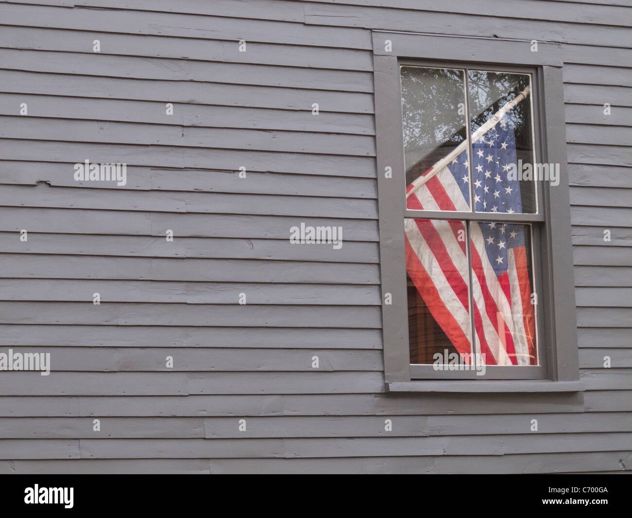 Drapeau américain à la fenêtre de la chambre Banque D'Images