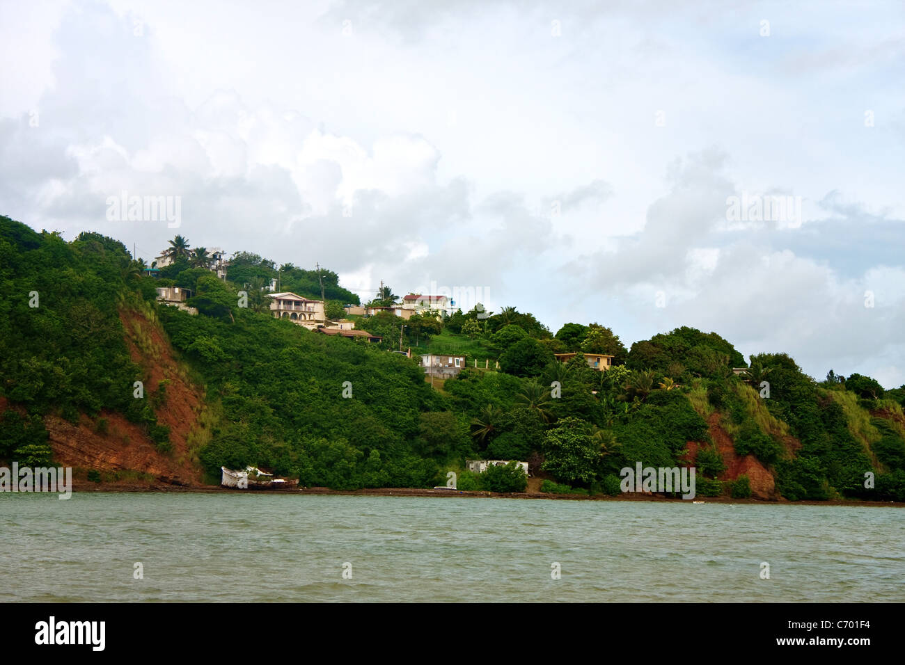 La rive du Fajardo trouvés à Porto Rico avec un vieux abandonné le navire qui a fait naufrage et été laissés à pourrir. Banque D'Images