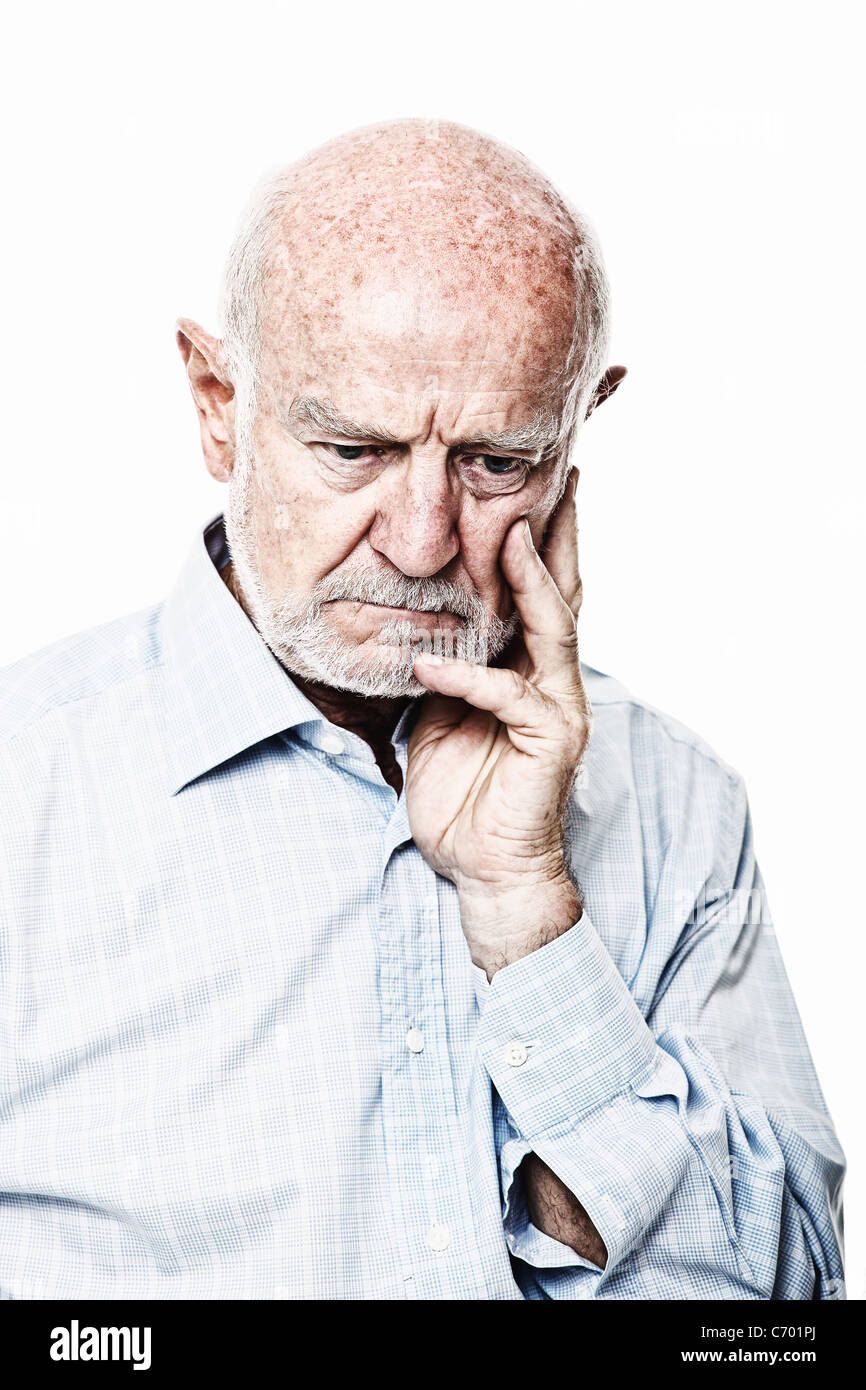 Portrait vieil homme pensant isolated on white Banque D'Images