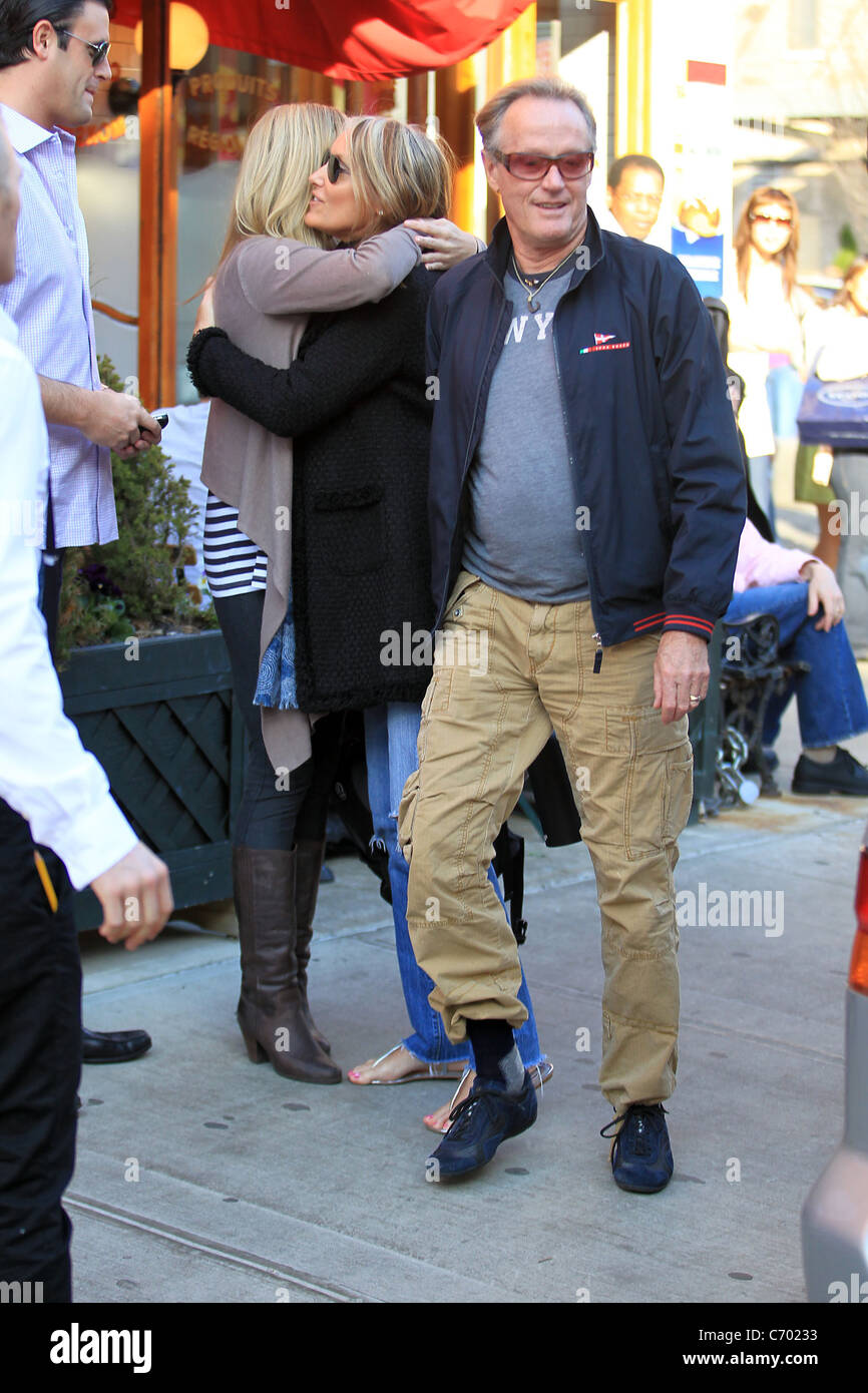L'acteur Peter Fonda et son amie Parky DeVogelaere Laisser Pastis restaurant après avoir profité d'un déjeuner de fruits de mer, la ville de New York Banque D'Images