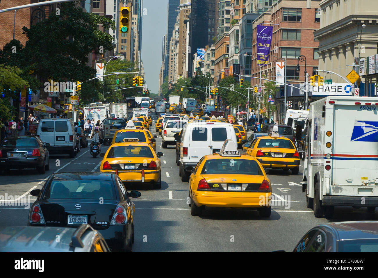 Le trafic et les piétons sur les rues bondées de Manhattan à New York City Banque D'Images