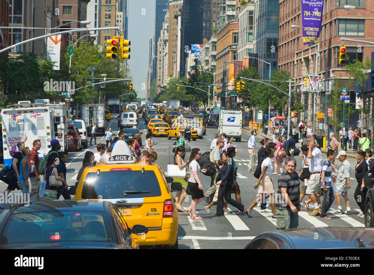 Le trafic et les piétons sur les rues bondées de Manhattan à New York City Banque D'Images