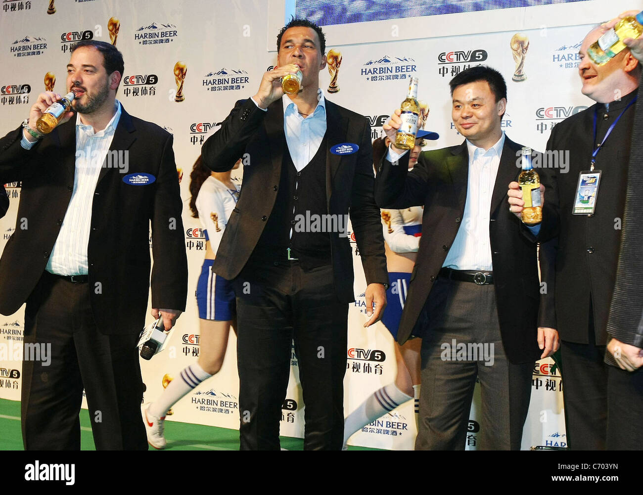 DUTCH COURAGE Holland's ancien héros football Ruud Gullit toasting est la prochaine Coupe du Monde avec la bière officiel de l'événement. L Banque D'Images