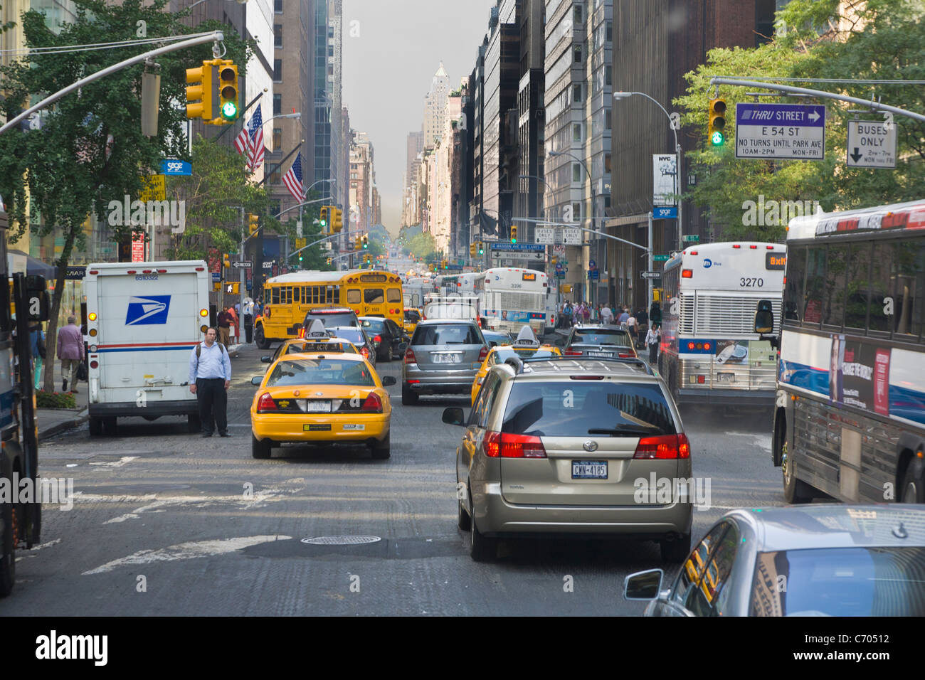 Le trafic et les piétons sur les rues bondées de Manhattan à New York City Banque D'Images