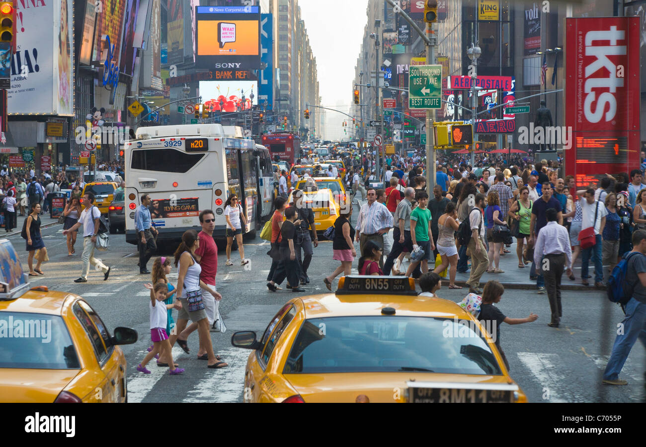Le trafic et les piétons sur les rues bondées de Manhattan à New York City Banque D'Images