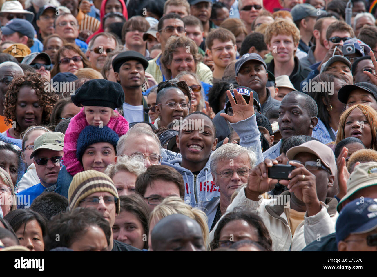 Detroit, Michigan - la foule à un rassemblement de la Fête du travail attend d'entendre un discours prononcé par le président Barack Obama. Banque D'Images