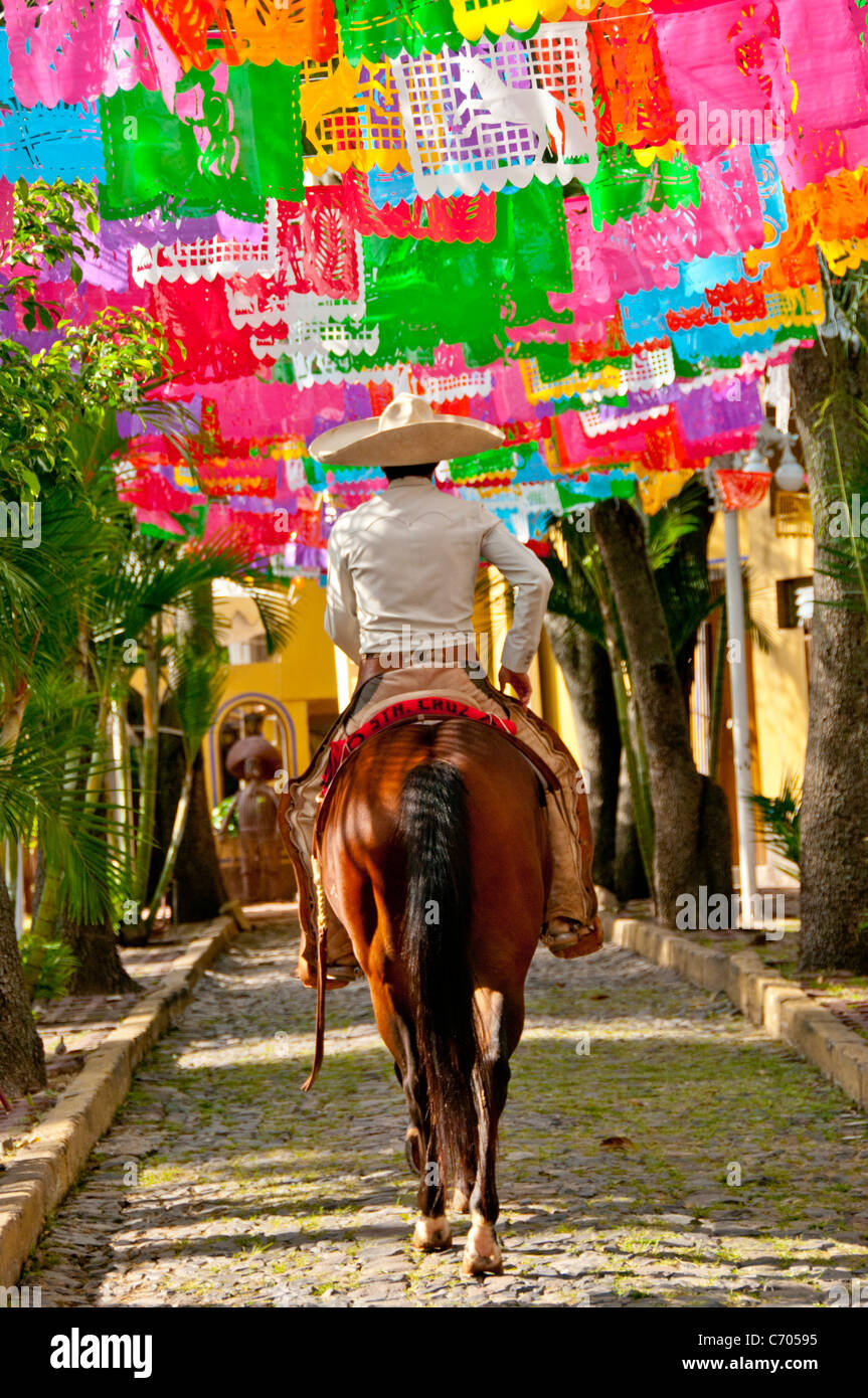 Charro (Cowboy) riding horse sur cobble stone street pendant la célébration, au Mexique. Banque D'Images