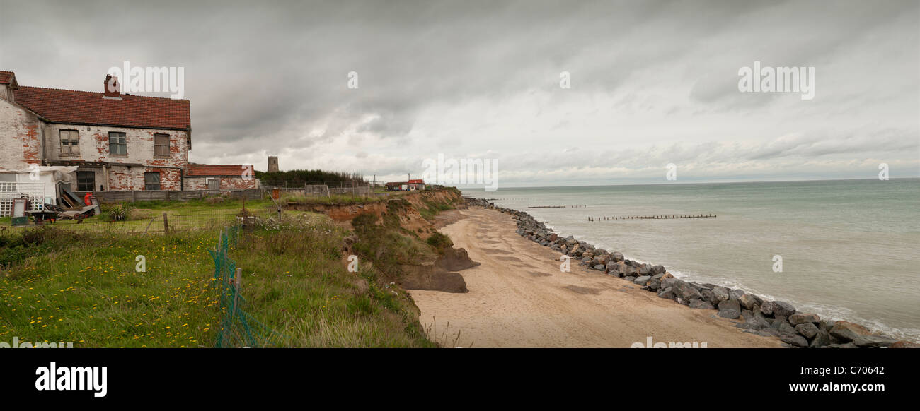 L'érosion côtière à Happisburgh, Norfolk, Angleterre. La défense de la mer précédente débris ont été retirés, Sept 2011. Joined up image panorama. Banque D'Images