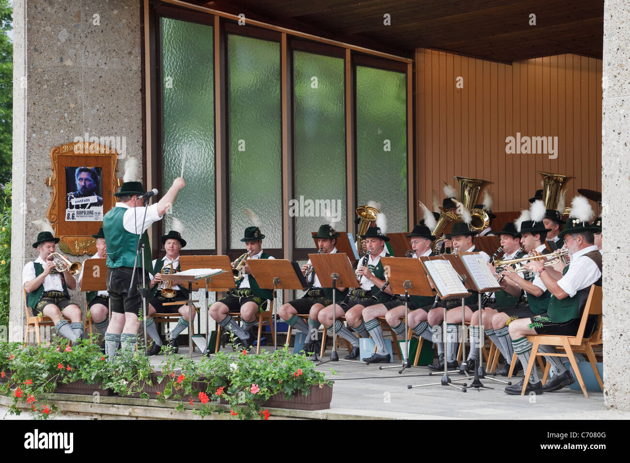 Ruhpolding, Bavière, Allemagne, Europe. Concert en plein air avec ville locale groupe jouant en costume traditionnel bavarois Banque D'Images