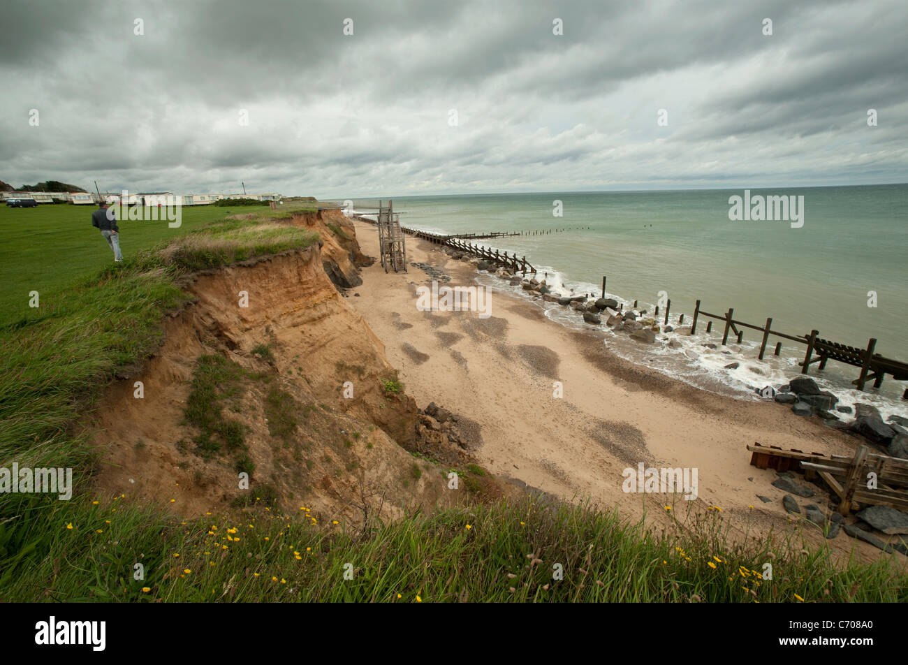 L'érosion côtière à Happisburgh, Norfolk, Angleterre. La défense de la mer précédent ont été retirés des débris,Sept 2011 Banque D'Images