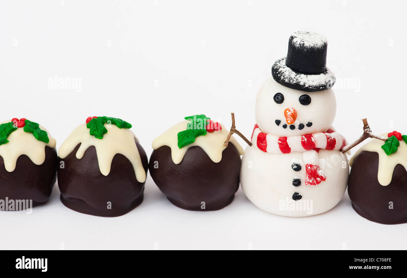 Le pudding de Noël Maison chocolats et bonhomme de glace fondant Banque D'Images