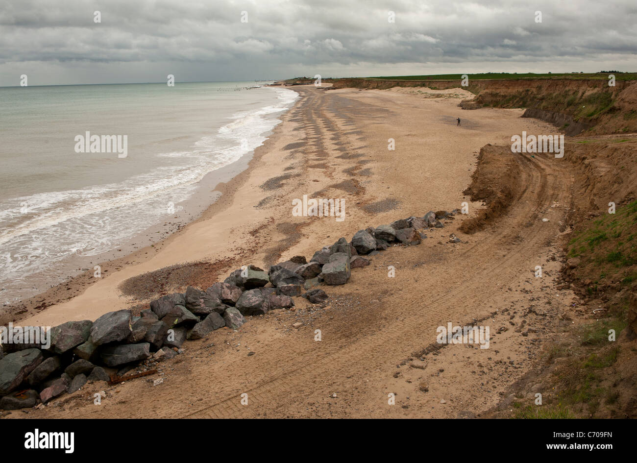 L'érosion côtière à Happisburgh, Norfolk, Angleterre. La défense de la mer précédent ont été retirés des débris,Sept 2011 Banque D'Images