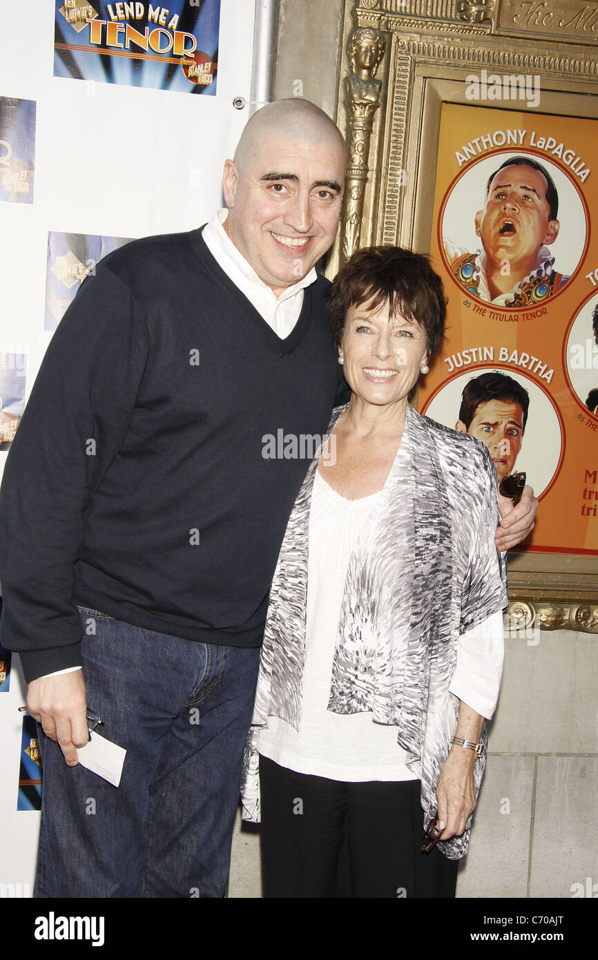 Alfred Molina et son épouse Jill Gascoine-Molina participant à la soirée d'ouverture de la pièce de Broadway "Lend me a Tenor" à la Music Banque D'Images