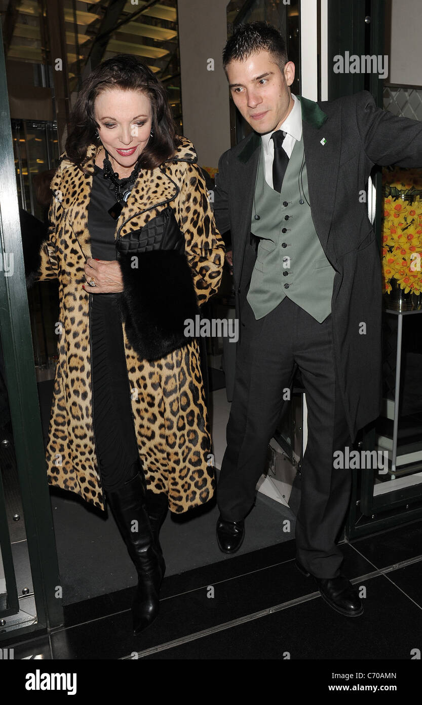Joan Collins quittant le club Ivy, vêtu d'un manteau léopard Londres, Angleterre - 15.04.10 Banque D'Images