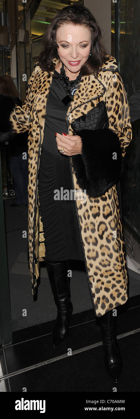 Joan Collins quittant le club Ivy, vêtu d'un manteau léopard Londres, Angleterre - 15.04.10 Banque D'Images