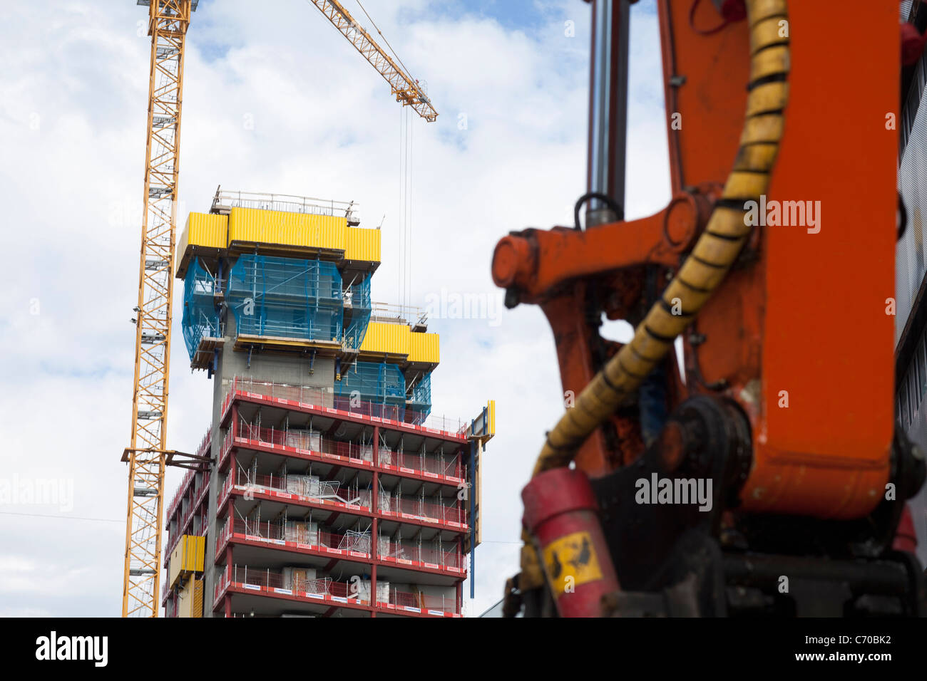 Crane at construction site in city Banque D'Images