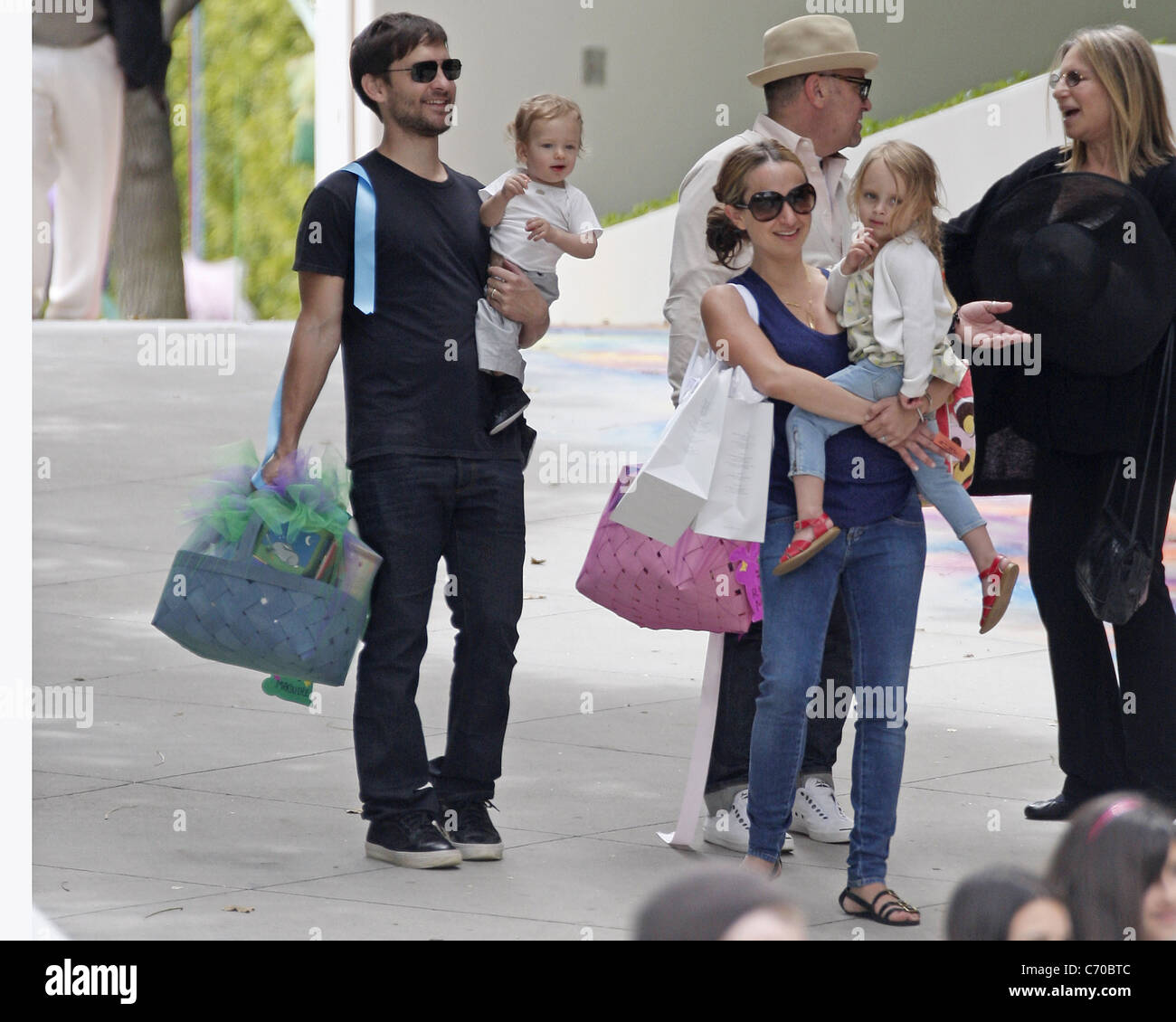 Tobey Maguire, Jennifer Meyer, Ruby Maguire, Otis Maguire et Barbra Streisand lors d'une fête de Pâques à Malibu Malibu, Californie Banque D'Images