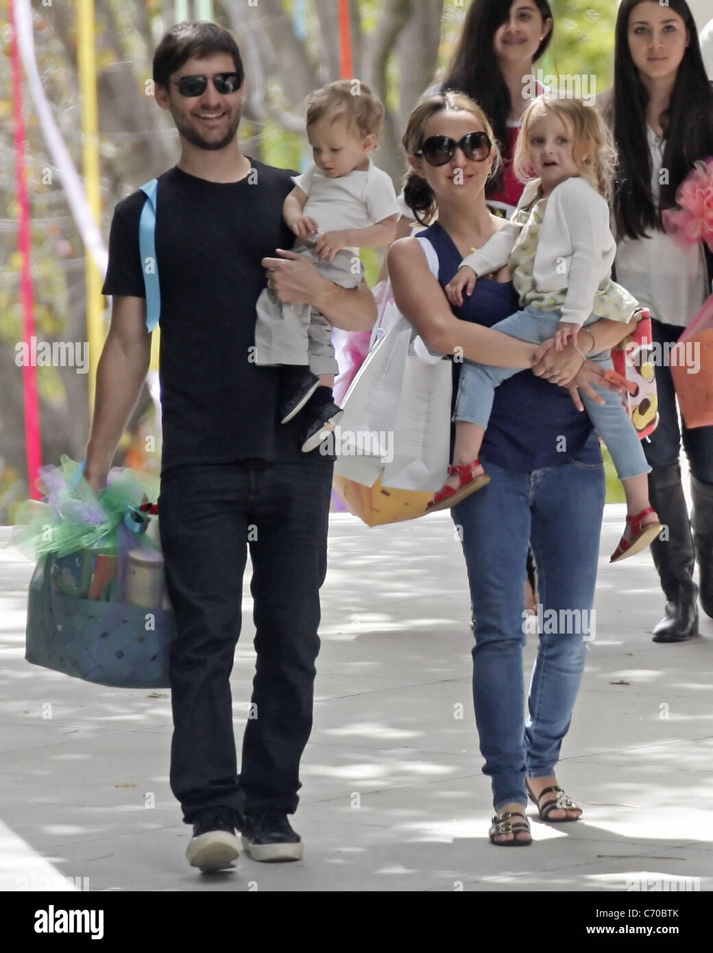 Tobey Maguire, Jennifer Meyer, Ruby Maguire et Otis Maguire lors d'une fête de Pâques à Malibu Malibu, Californie - 04.04.10 Banque D'Images