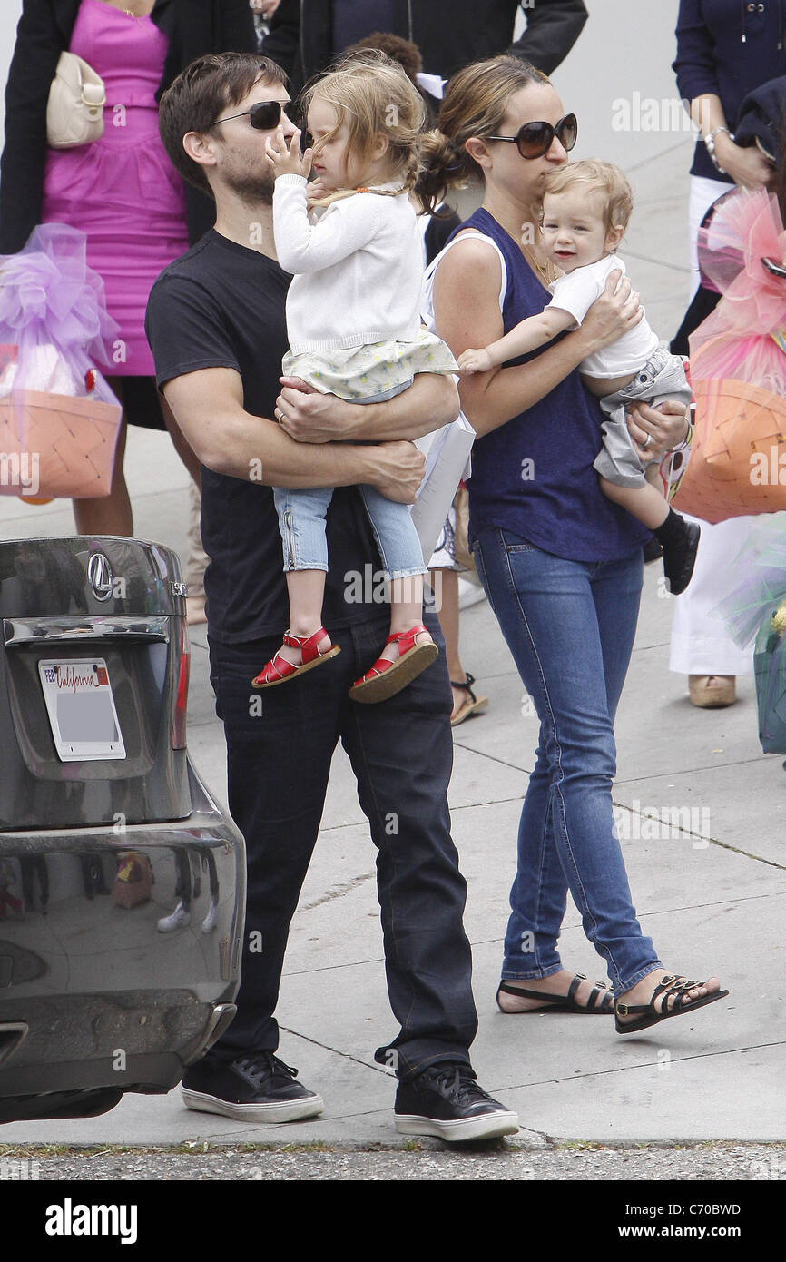 Tobey Maguire, Jennifer Meyer, Ruby Maguire et Otis Maguire lors d'une fête de Pâques à Malibu Malibu, Californie - 04.04.10 Banque D'Images