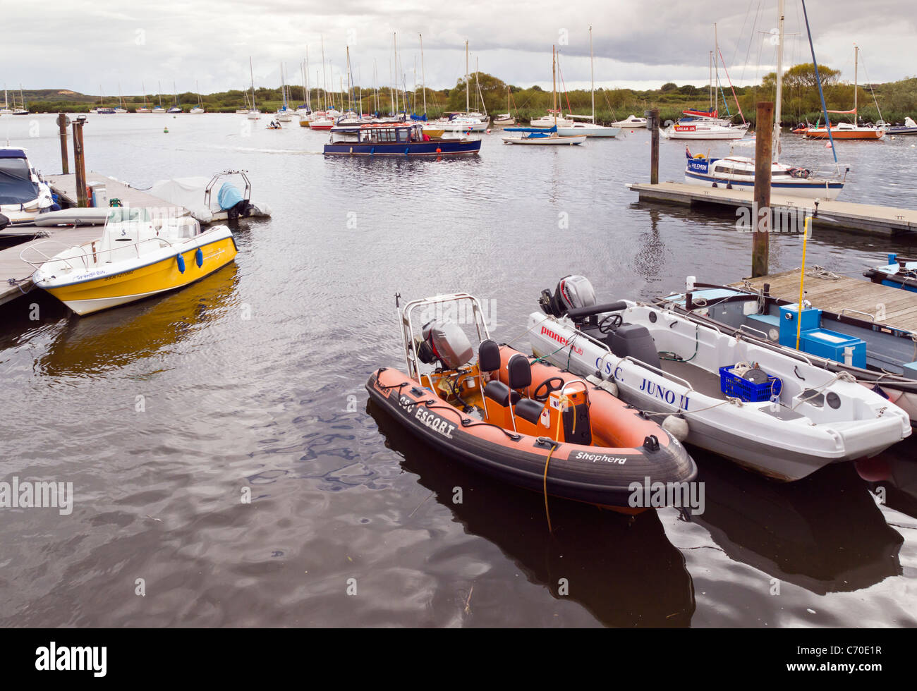 Christchurch, Dorset - bateaux moorings où Rivière Stour et Avon rencontrer Mudeford petit traversier pour passagers en arrière-plan Banque D'Images